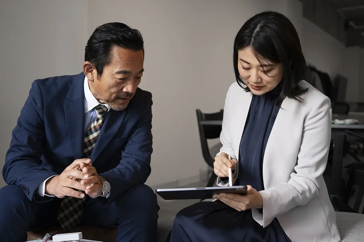 medium-shot-business-people-working-with-ipad (1)